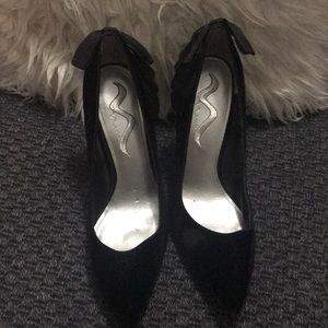 Nina black pump with bow - size 10